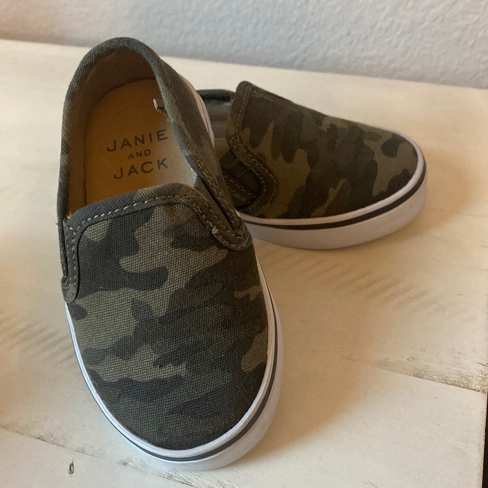 JANIE AND JACK Cammo Shoes Baby Size 5 only used once